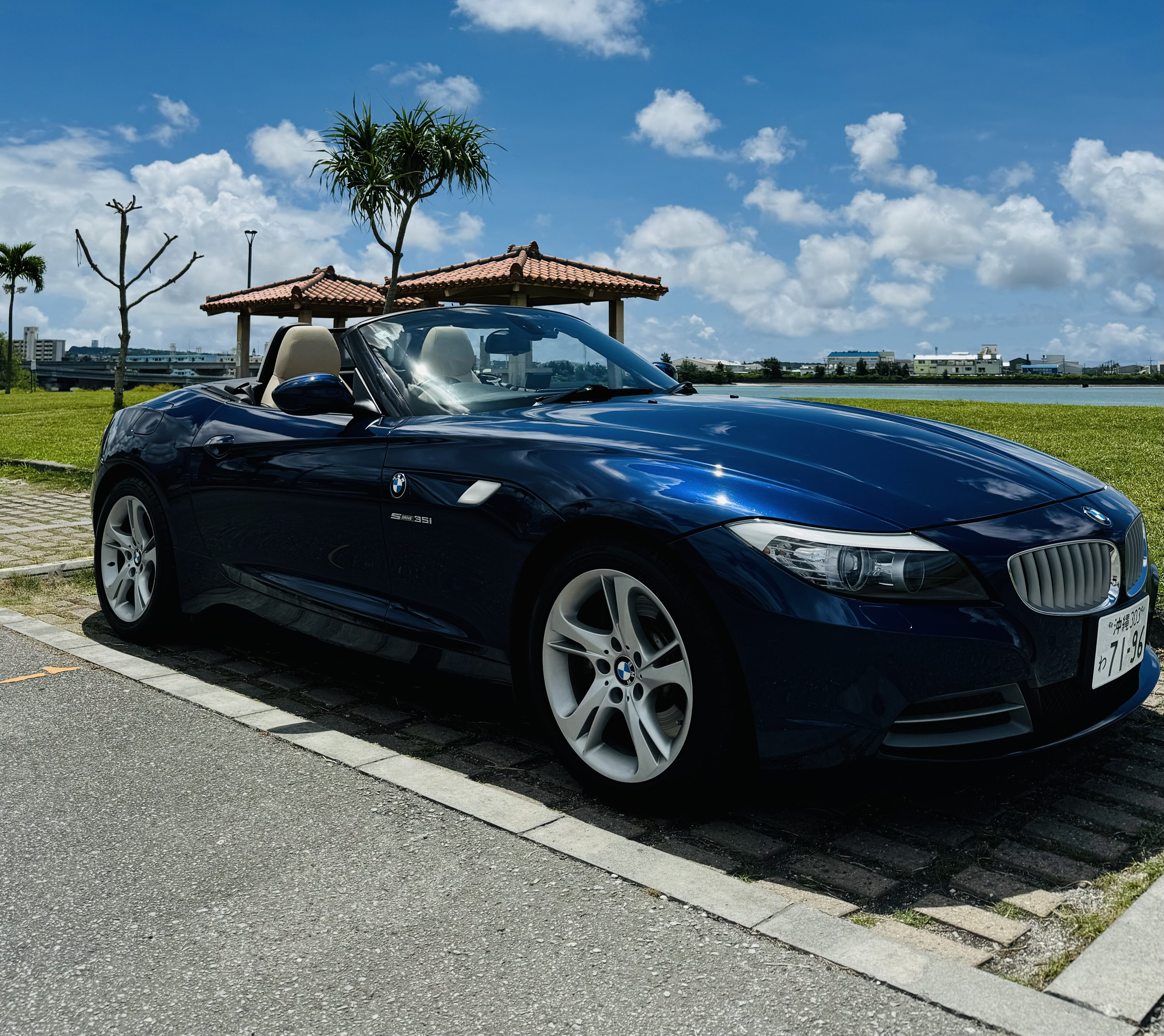 風が気持ちいいオープンカーの季節305PsのZ4で、沖縄を感じてください。安心のフルカバープラン。