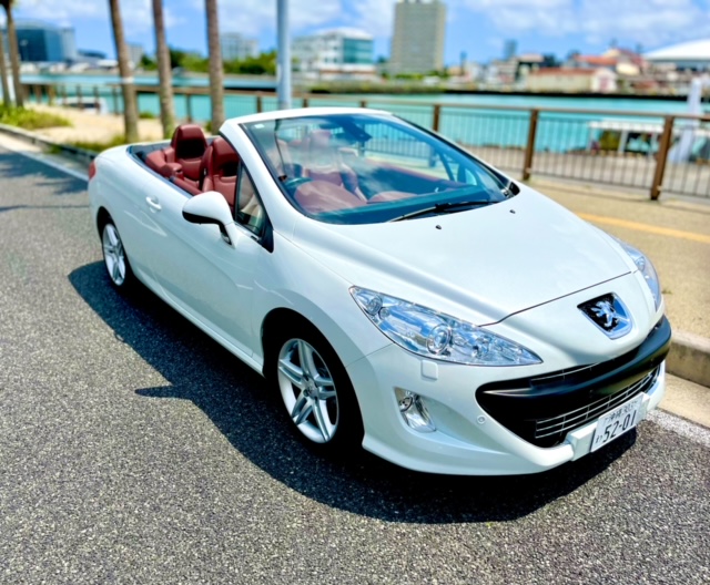 プジョー308CC 妥協のないホワイト×レッドレザーのラグジュアリーオープンカー
