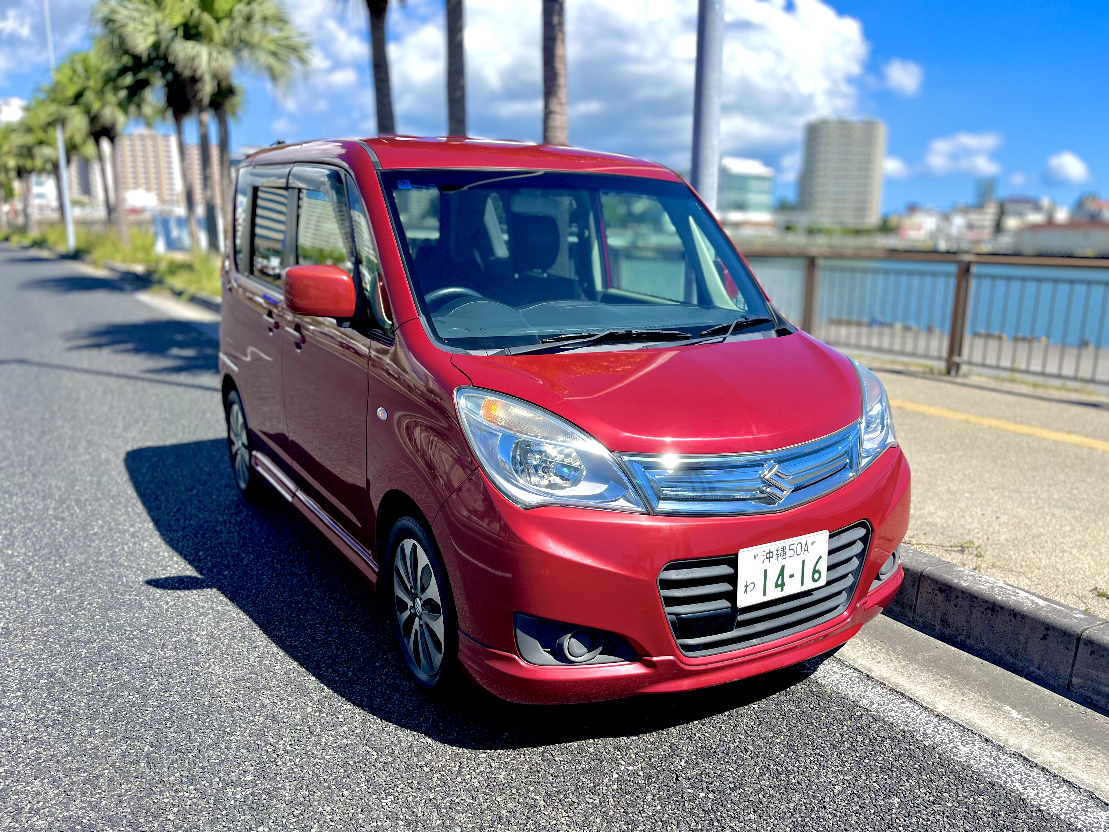 スズキソリオ　広々コンパクト。目を引くレッドで旅をもっと楽しく。