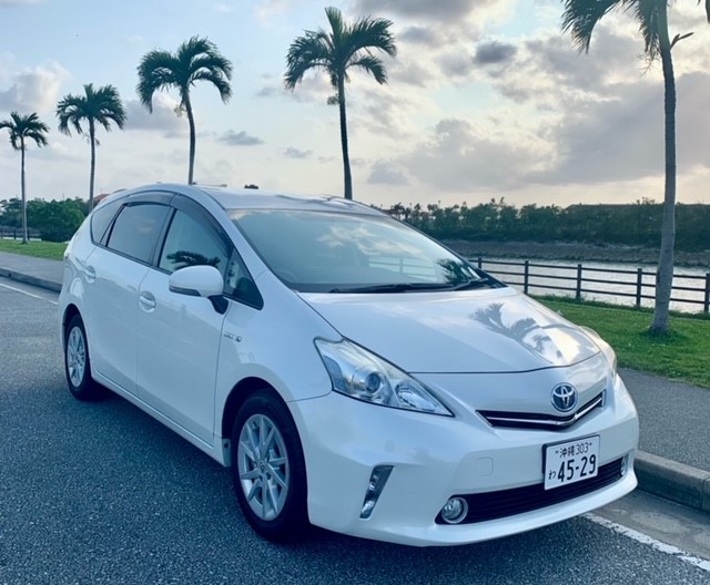✨トヨタ　プリウスα　ハイブリッド車　広々5人乗り・燃費良し✨トゥクトゥク無料送迎も可能✨