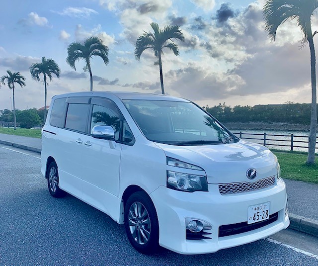 ヴォクシー✨7人乗り・パワースライドドア・フリップダウンモニター付✨空港・那覇市内無料送迎付き