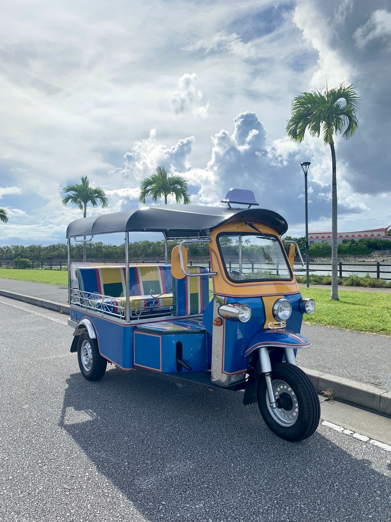 【映え確定📸】 沖縄の風を感じる🌴自由に走れるトゥクトゥクレンタカー観光も地元ドライブもOK👍