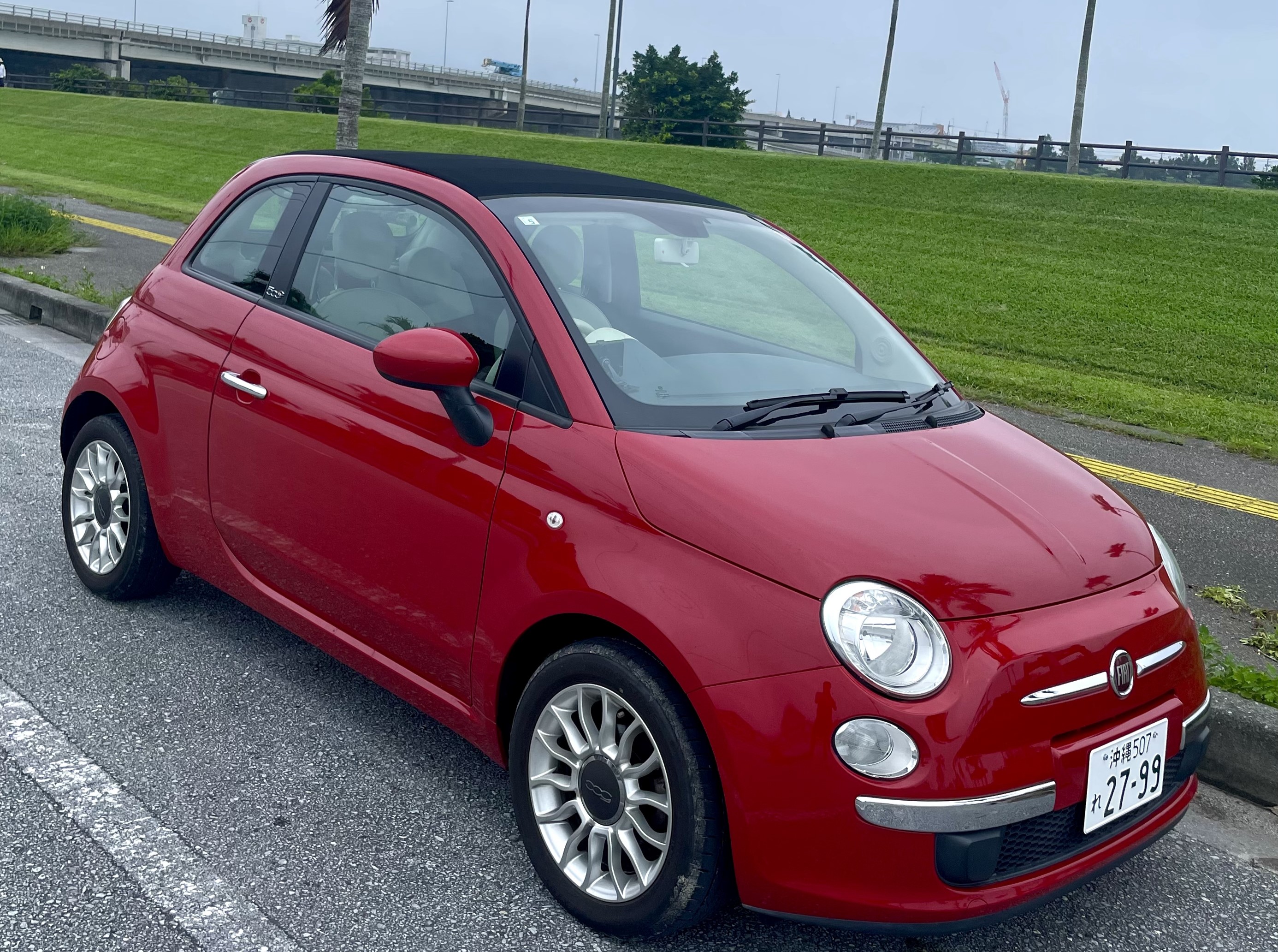 4人乗りフィアット💘サンルーフが広くほぼオープン！沖縄を爽快に駆け抜けよう！