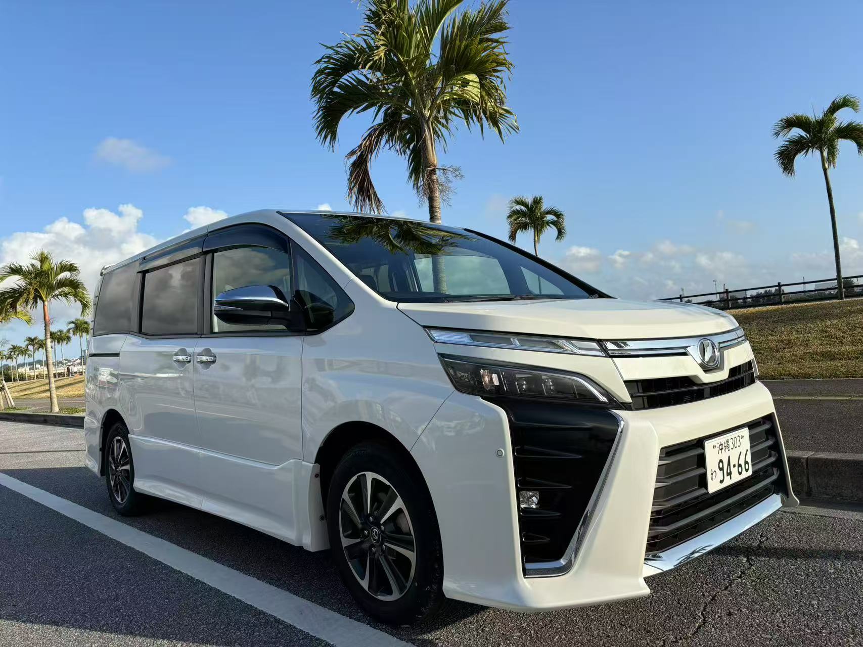 【基本補償含】トヨタVOXY 那覇空港無料送迎、チャイルドシート、Bluetooth、バックカメラ