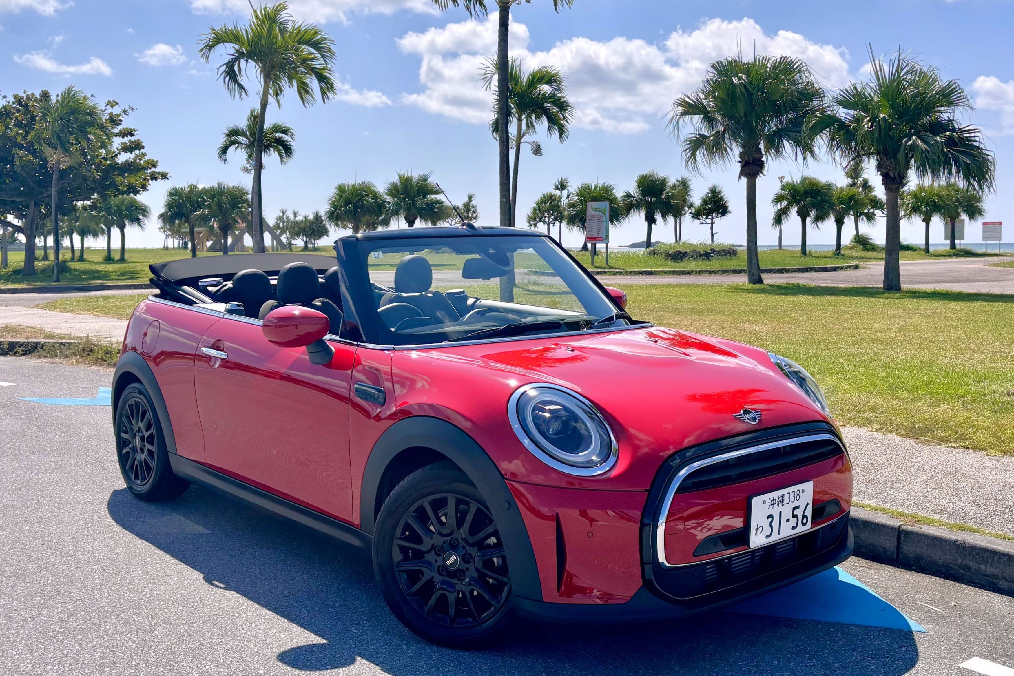 【2023年式】沖縄の海に情熱的なチリレッドが映える♪4人乗りオープンカー♪黒レザー