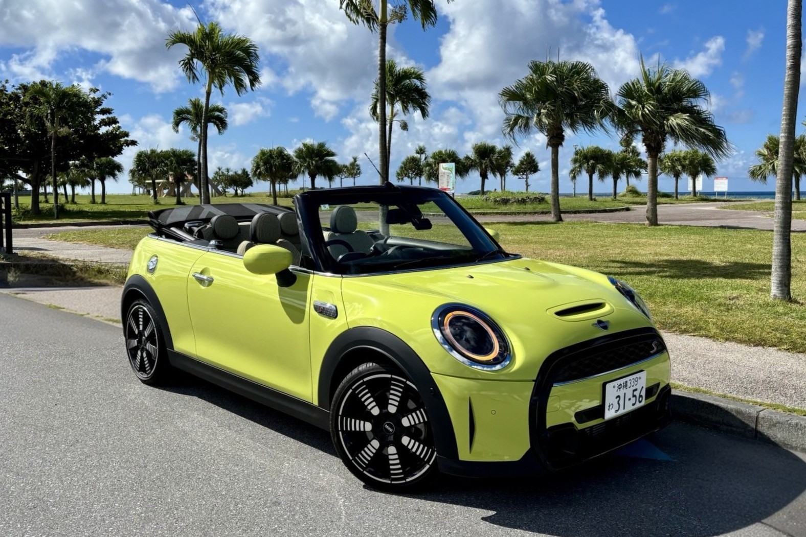 【2024年式】ひときわ目を引く"ゼスティーイエロー”♪4人乗りオープンカー♪走りのクーパーS