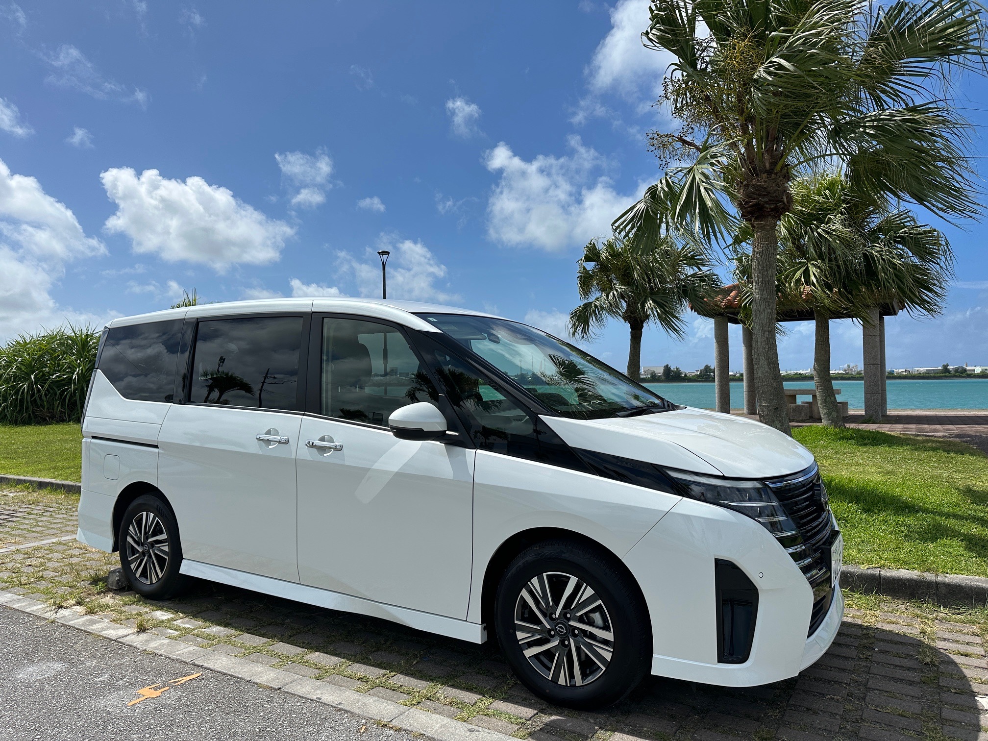 沖縄を満喫😄無料送迎あり！家族プラン(お子様用シート無料）きれいな新型車です😃
