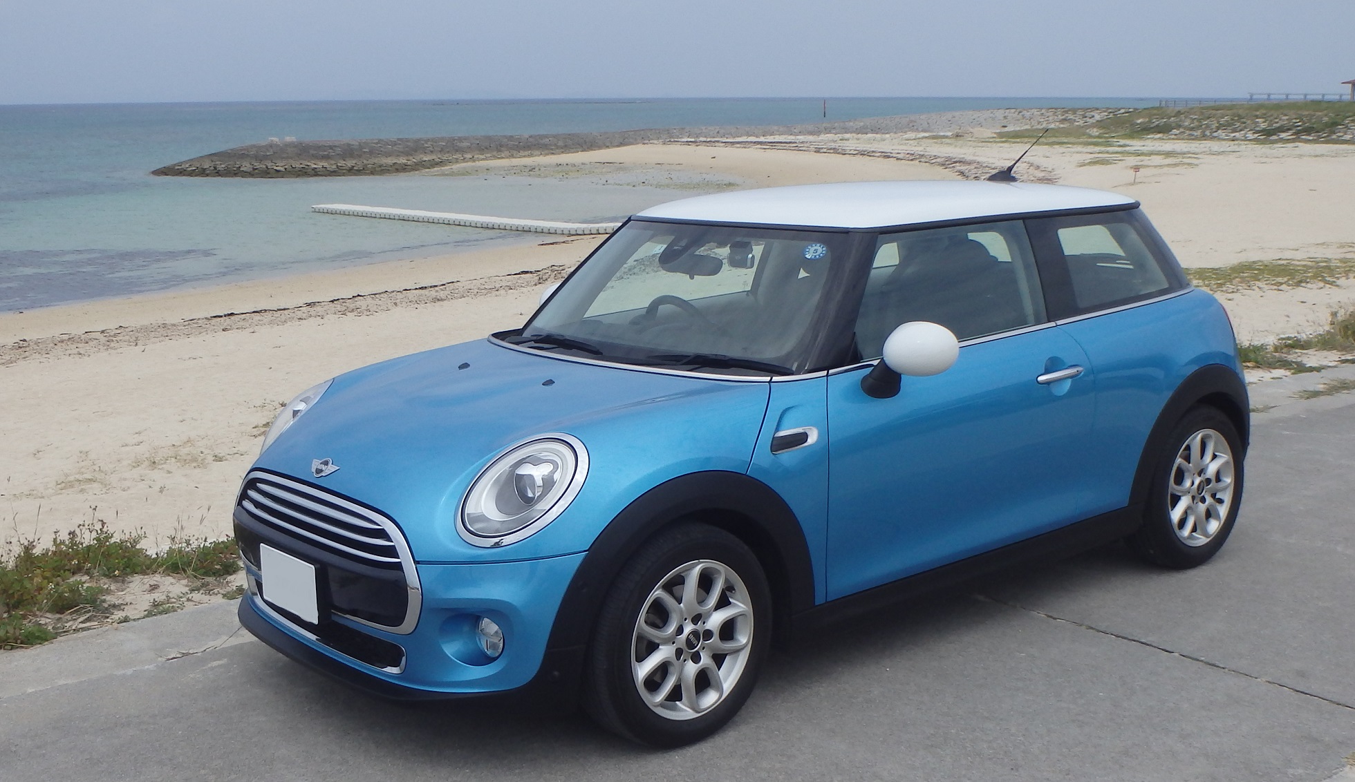 MINI ・ディーゼル・ブルー■沖縄本島那覇支店　那覇空港・モノレール小禄駅■
