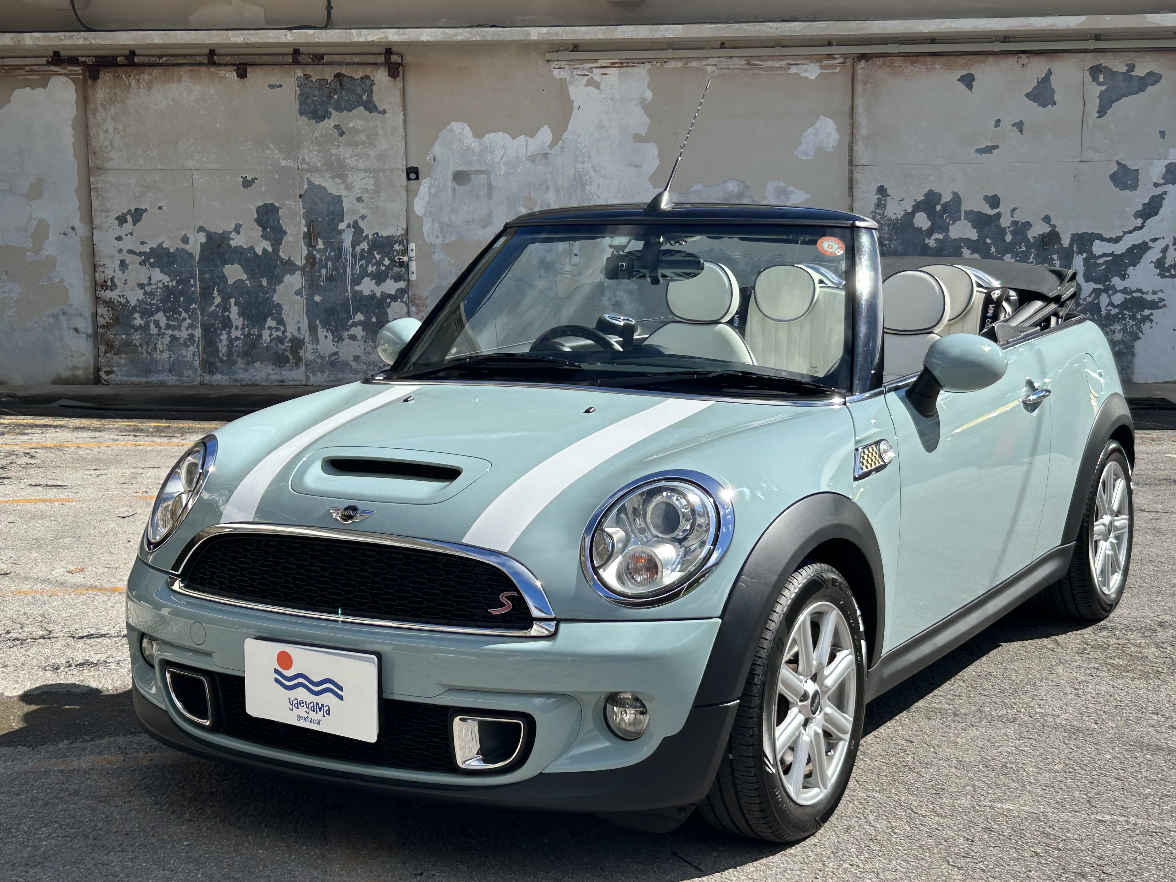 【石垣島・レンタカー】オープンタイプ自動車-アイスブルーMINIクーパーコンバーチブル-無料送迎付き