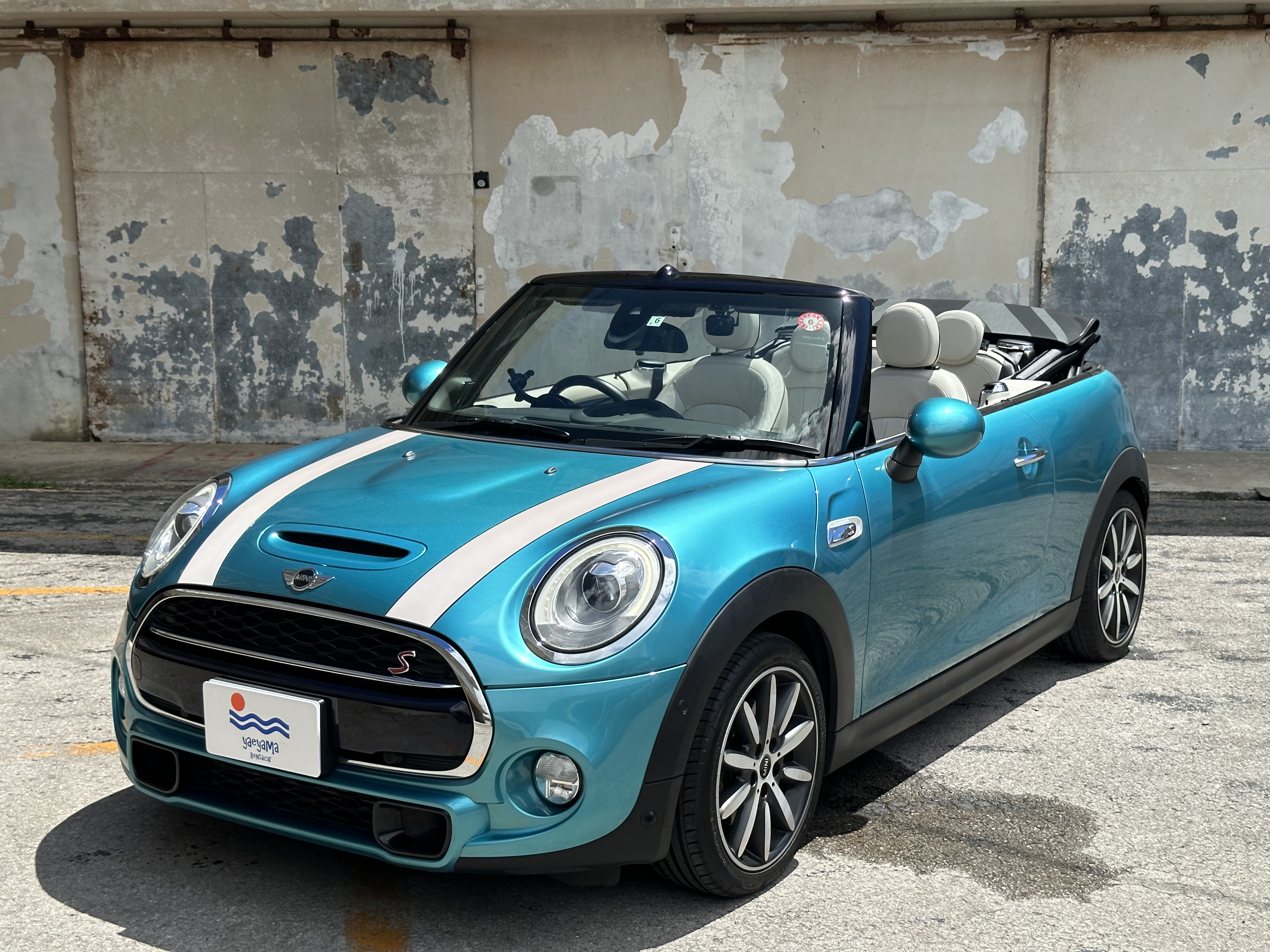 【石垣島・レンタカー】オープンタイプ自動車-ブルーMINIクーパーコンバーチブル-無料送迎付き