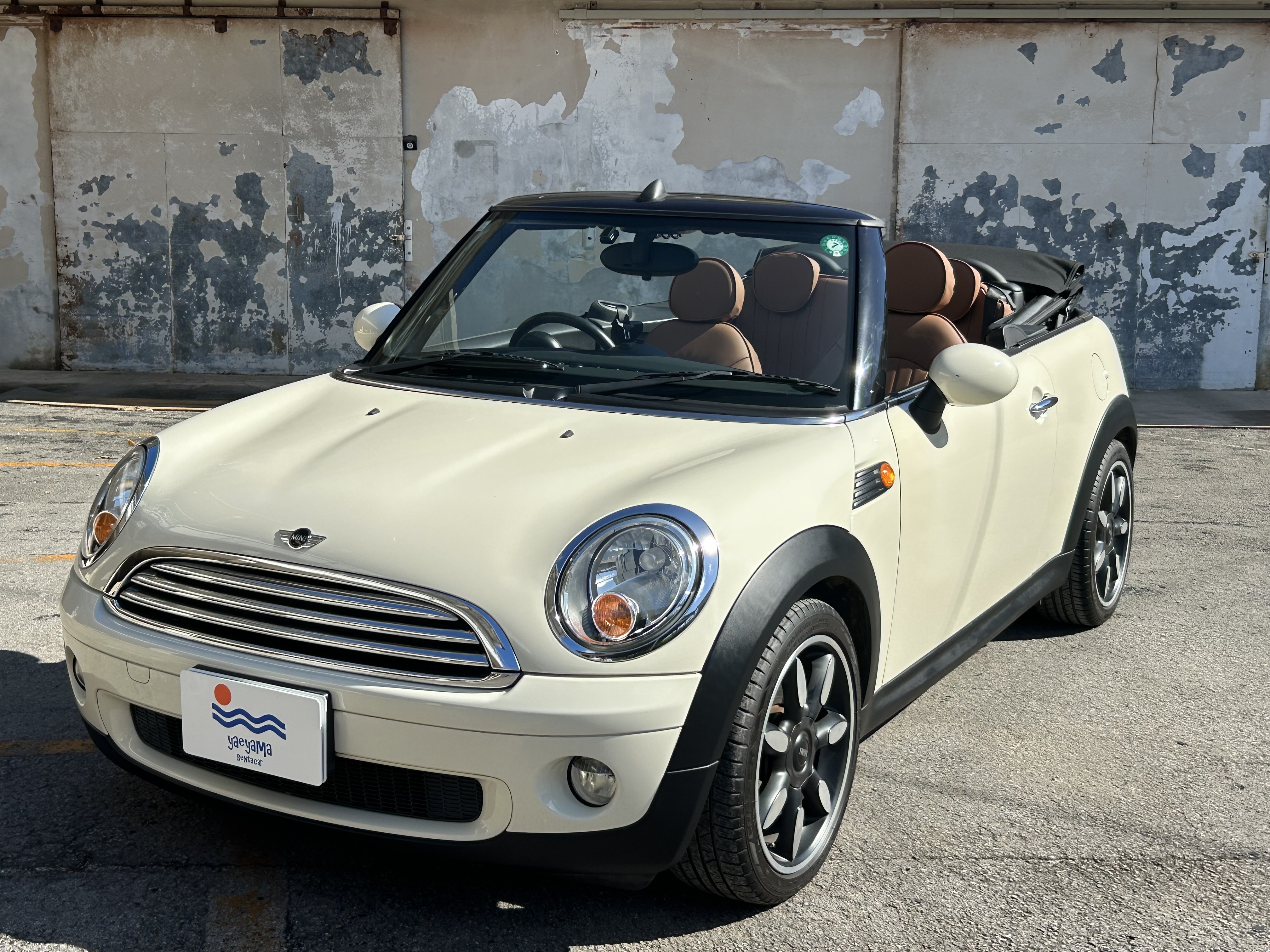 【石垣島・レンタカー】オープンタイプ自動車-ホワイトMINIクーパーコンバーチブル-無料送迎付き